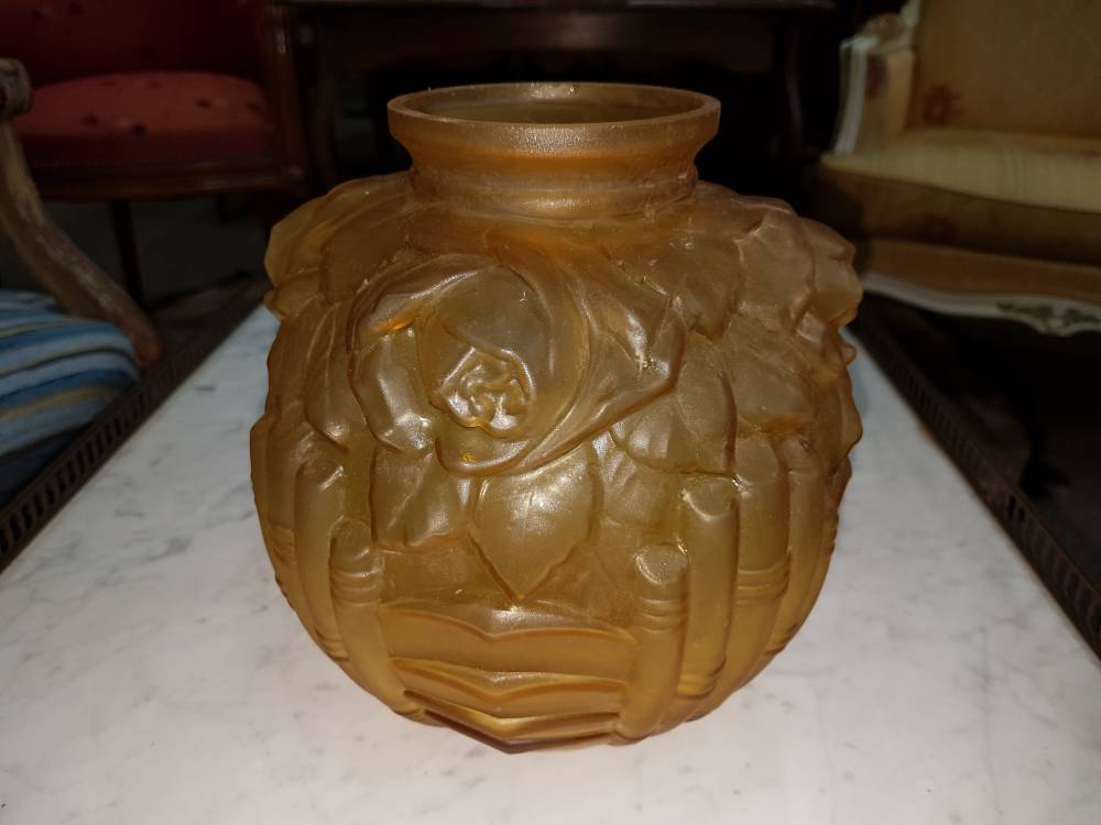 vase en verre moulé art déco de couleur jaune
