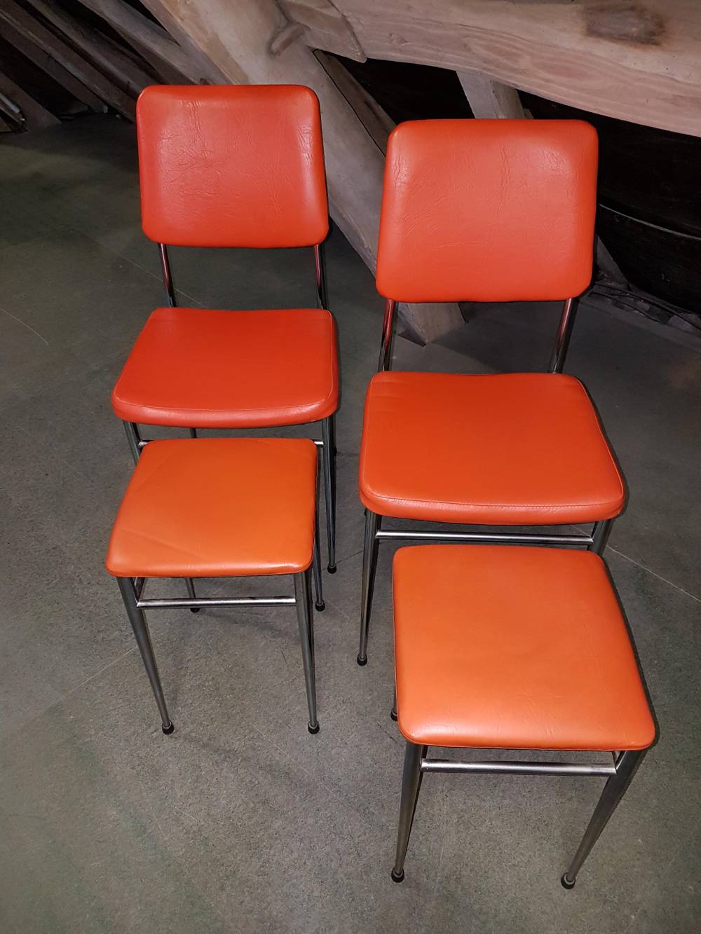 chaises et tabourets en skaï orange