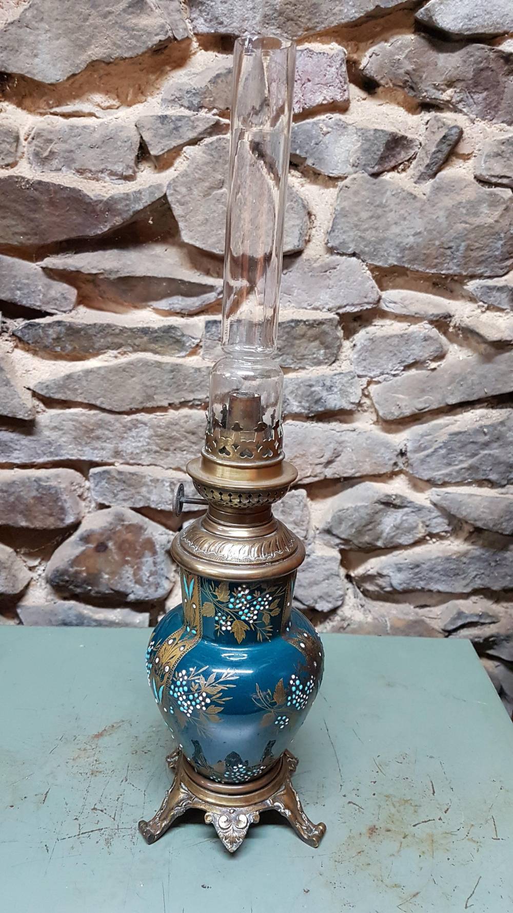 lampe à pétrole en faïence émaillée à décor de raisin 19ème