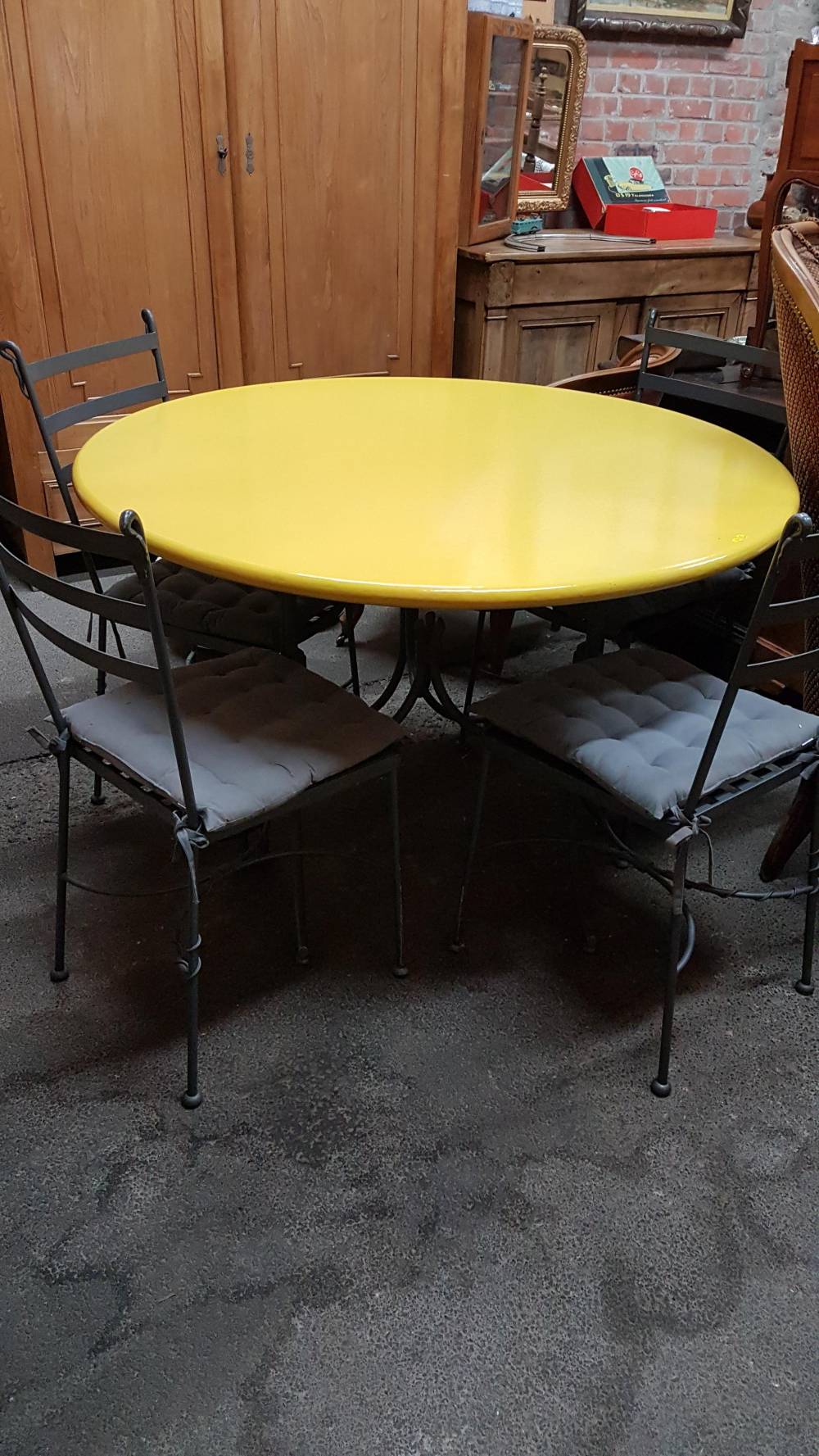 table ronde plateau en pierre de lave + 4 chaises fer forgé
