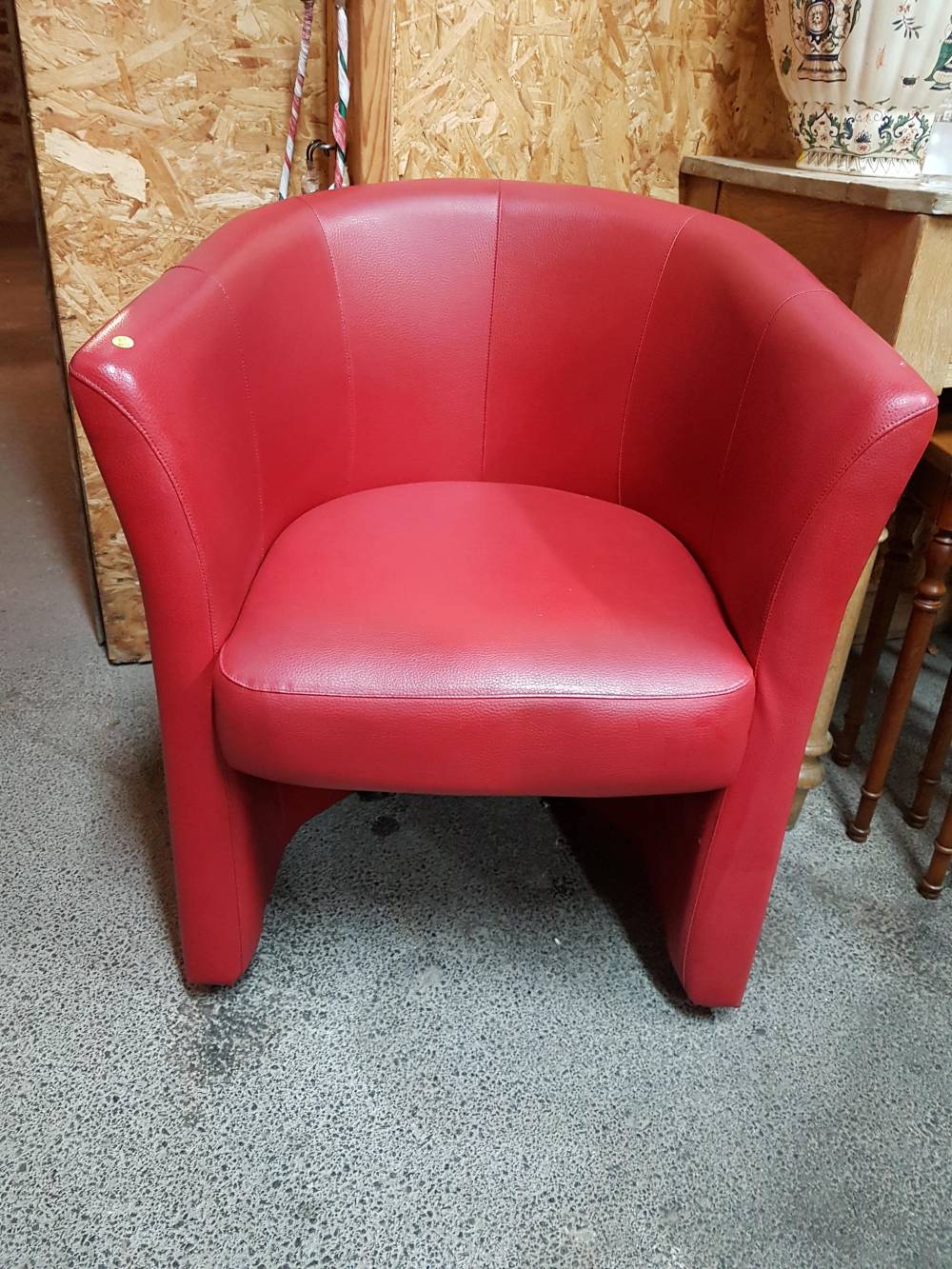 fauteuil crapaud en cuir rouge