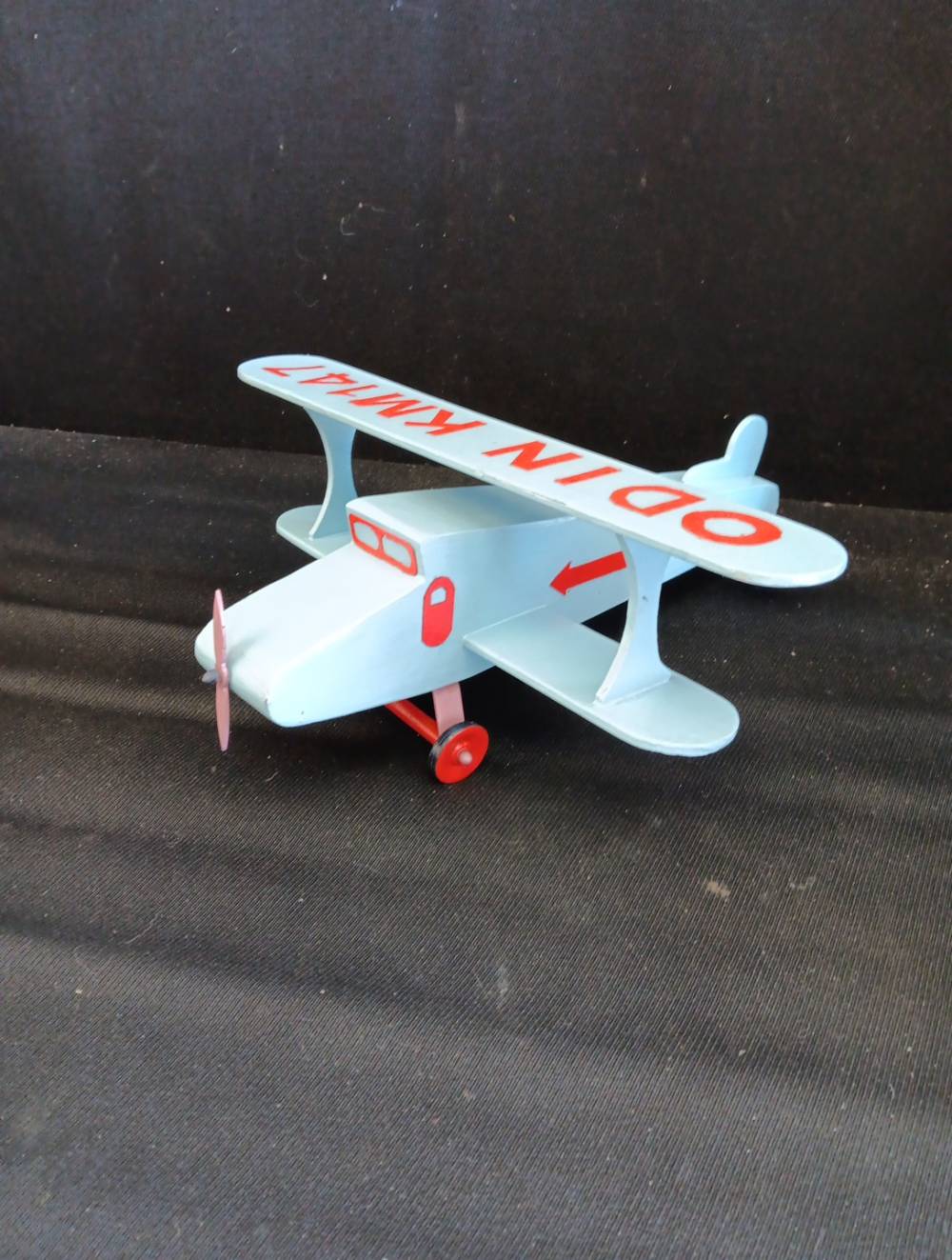 avion en bois artisanal